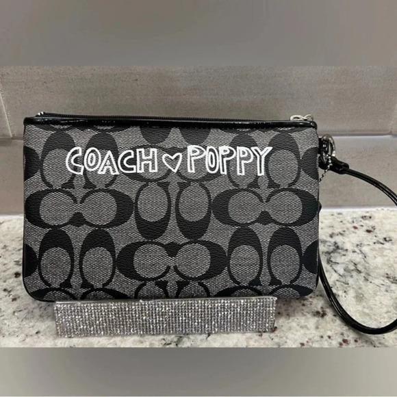 Limited Edition Coach Poppy wristlet - Picture 2 of 6